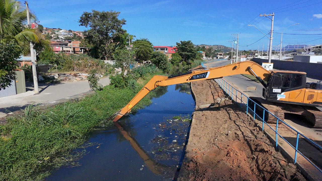 Mais de 20 dias de limpeza no Rio Itanguá resultam na retirada de plásticos e até resto de geladeira