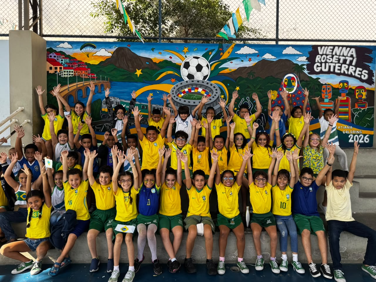Alunos de escola em Santana celebram a Copa do Mundo com mural artístico