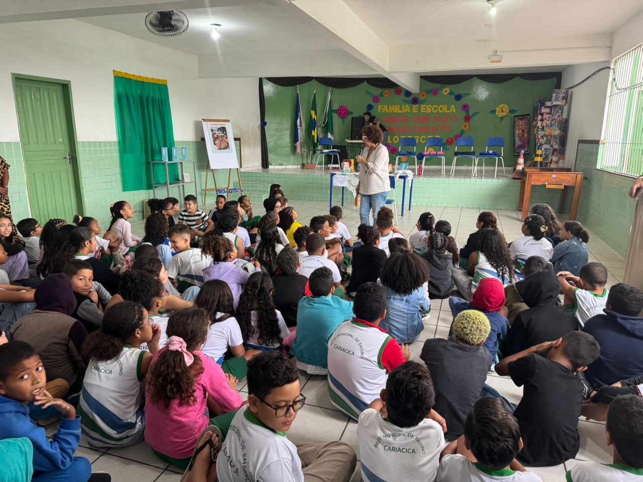 Encontro literário com escritora incentiva leitura e criatividade entre estudantes da rede municipal