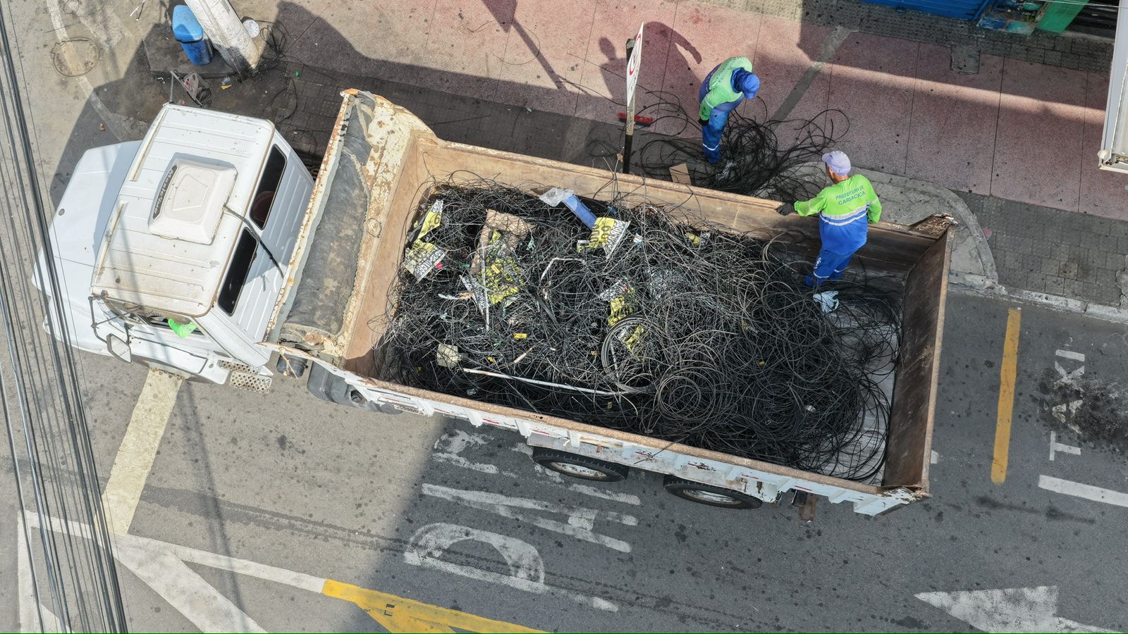 Mais de 800 kg de fios sem uso são retirados da Expedito Garcia durante limpeza visual