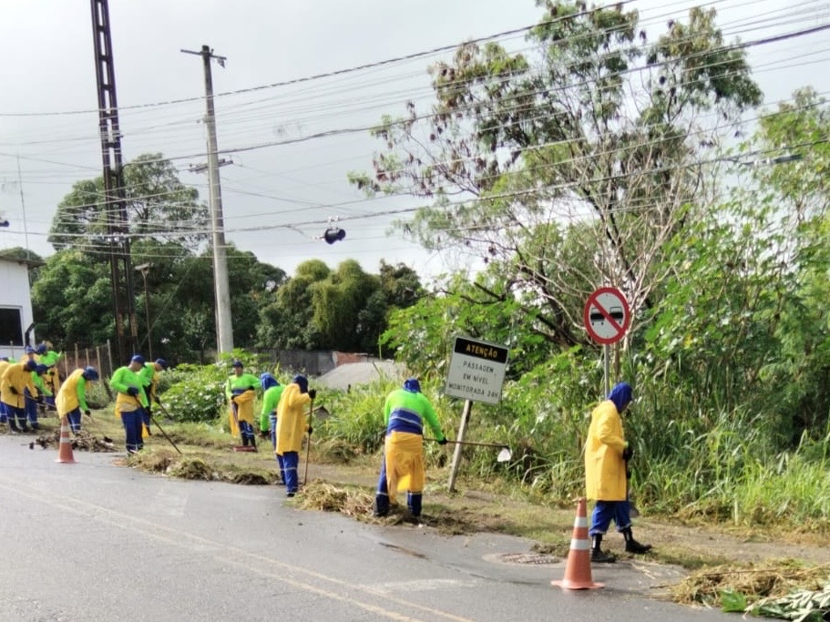 Prefeitura intensifica serviços de limpeza e manutenção em bairros de Cariacica neste sábado (9)