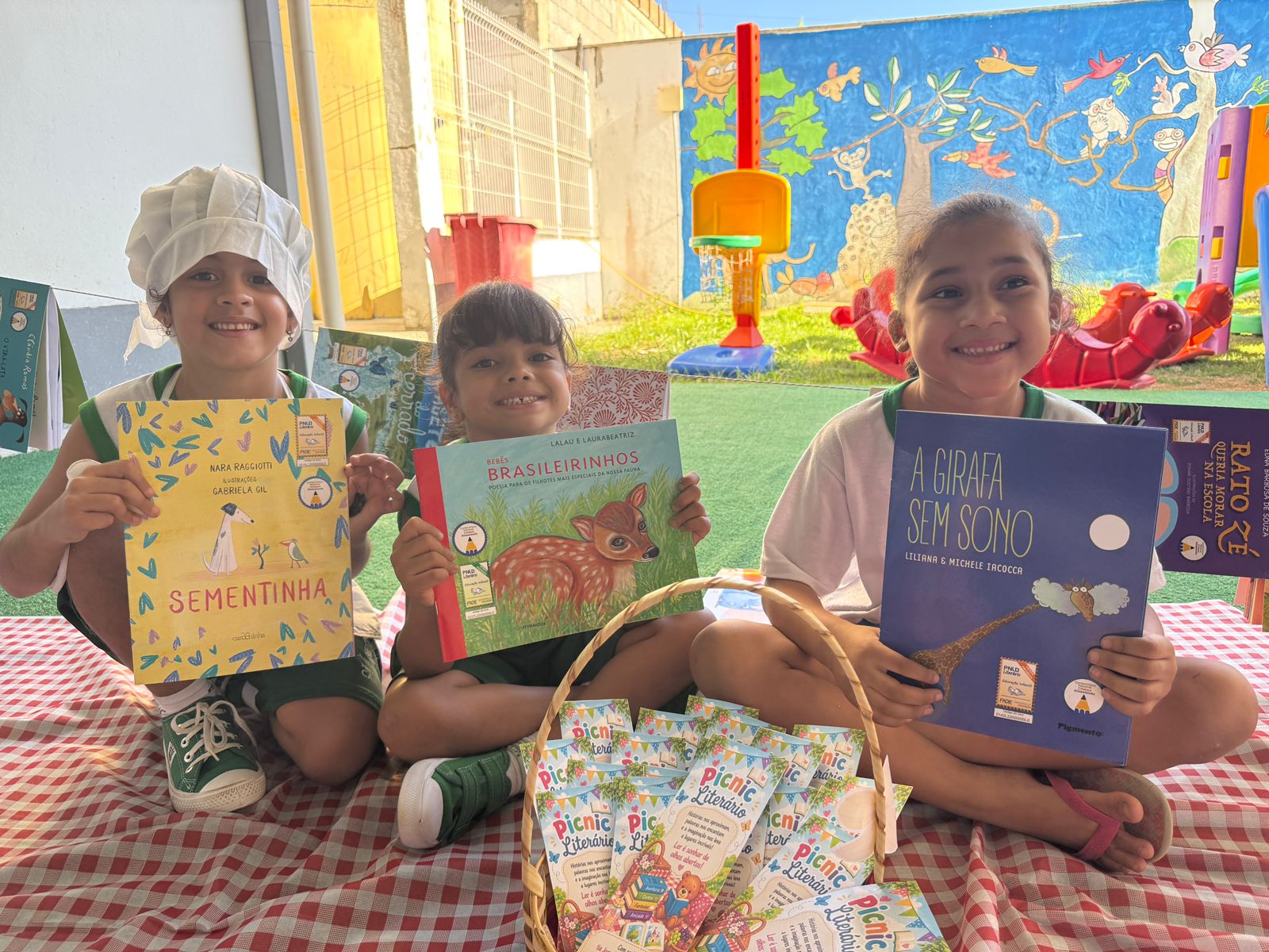 Entre histórias e frutas: Piquenique Literário desperta pequenos leitores em escola de Morrinhos
