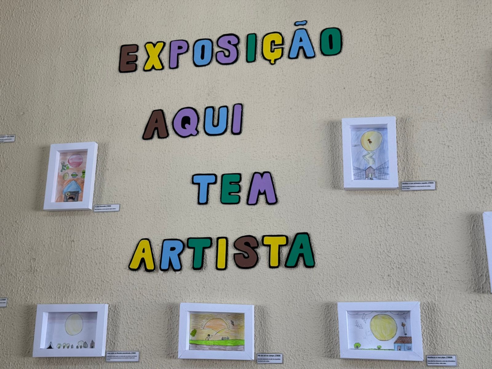 Escola incentiva talentos e realiza exposição por meio do projeto Aqui Tem Artista