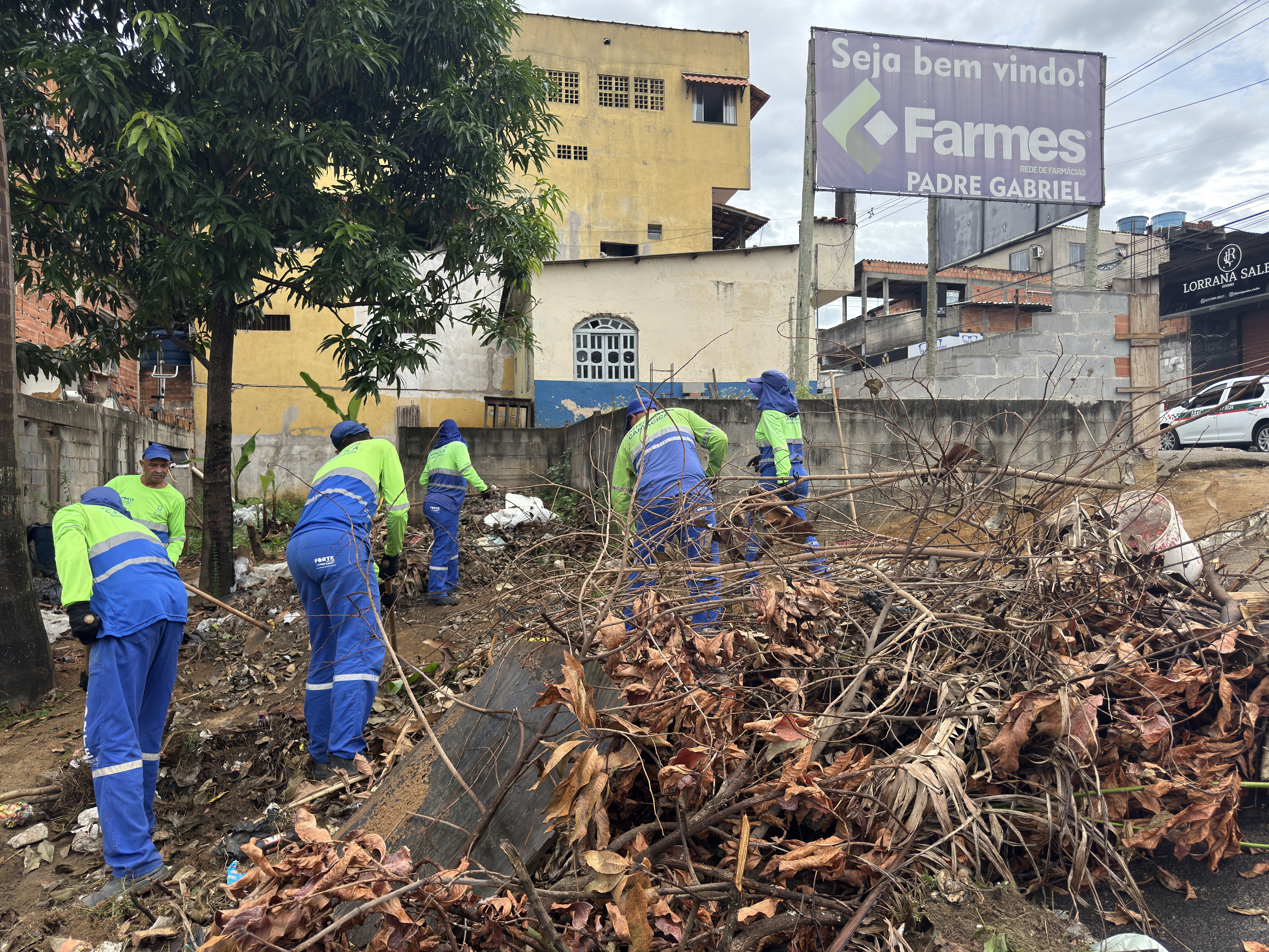 Trabalho que não para: mutirão de limpeza leva melhorias para Padre Gabriel