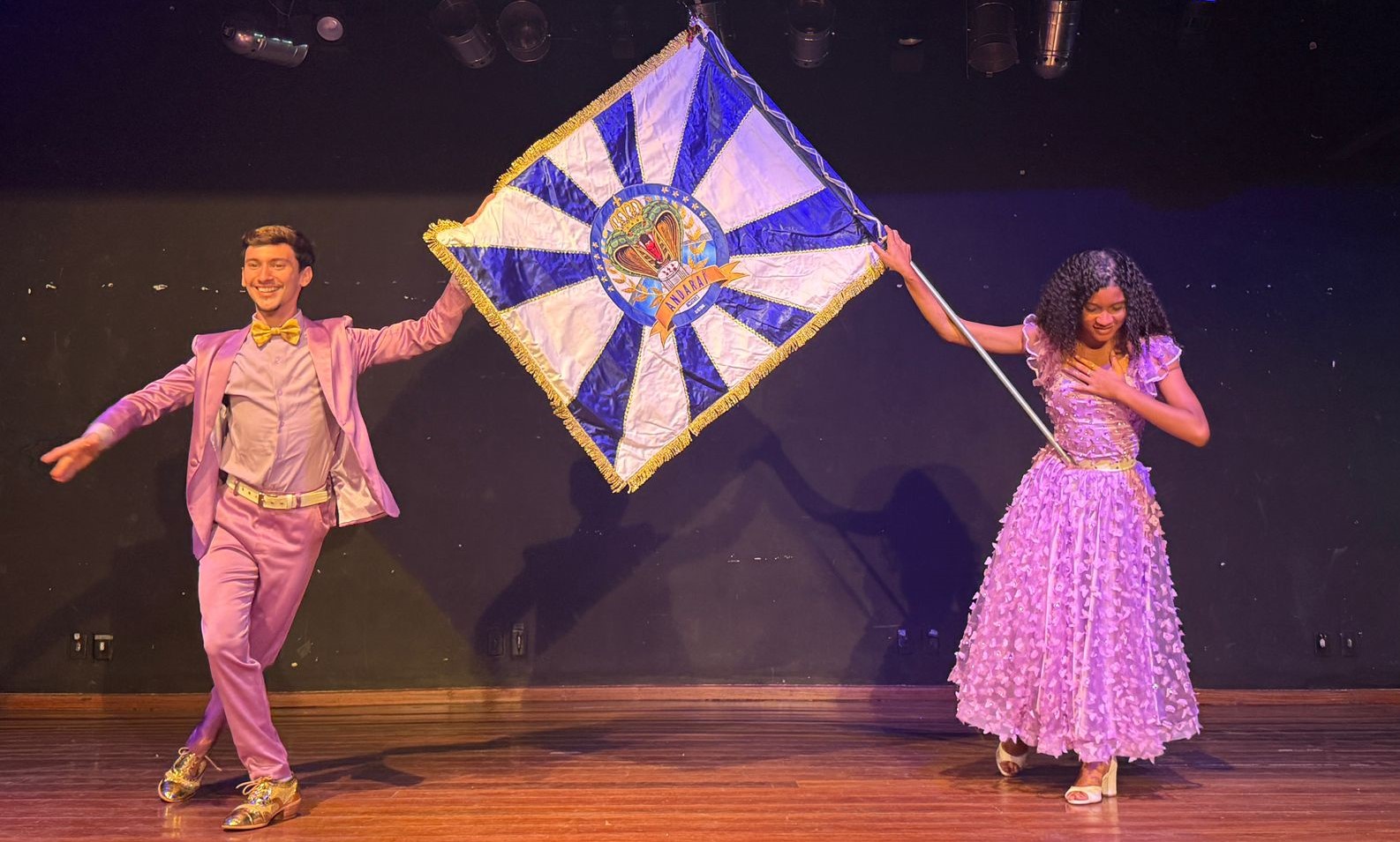 Formatura de mestre-sala e porta-bandeira celebra novos talentos do carnaval capixaba em Cariacica