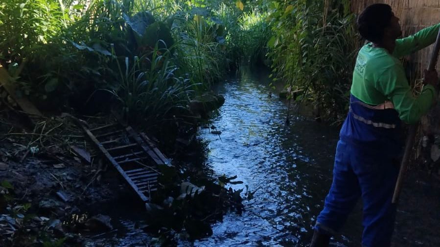 Dá pra acreditar? Até janela é encontrada em canal durante limpeza em Cariacica