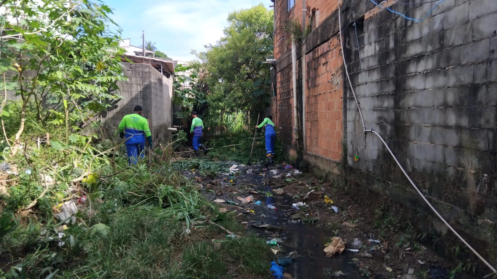 Secretaria de Serviços atua com limpeza manual de canais no bairro Campina Grande