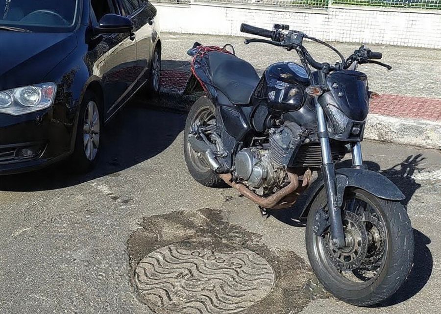 Inspetoria de Trânsito apreende motocicleta com placa adulterada na Orla de Cariacica
