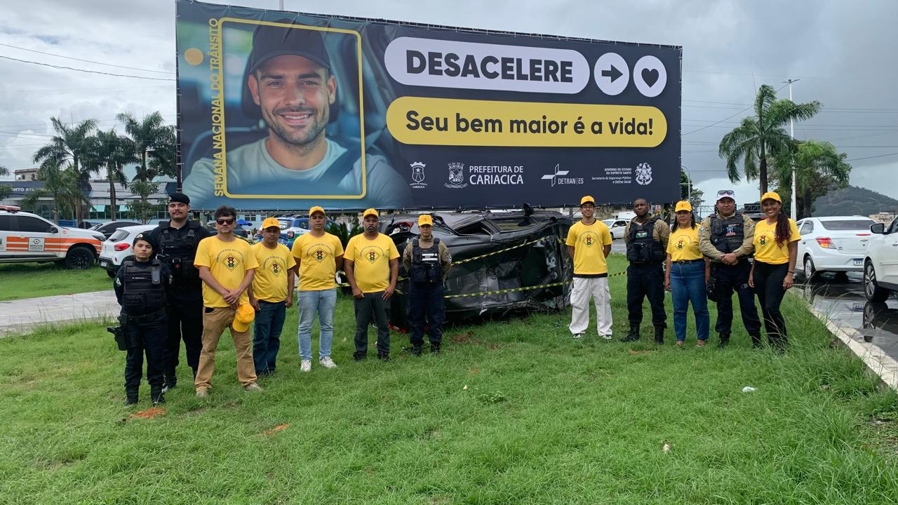 Carro capotado e moto danificada chamam a atenção em campanha educativa da Semana Nacional de Trânsito