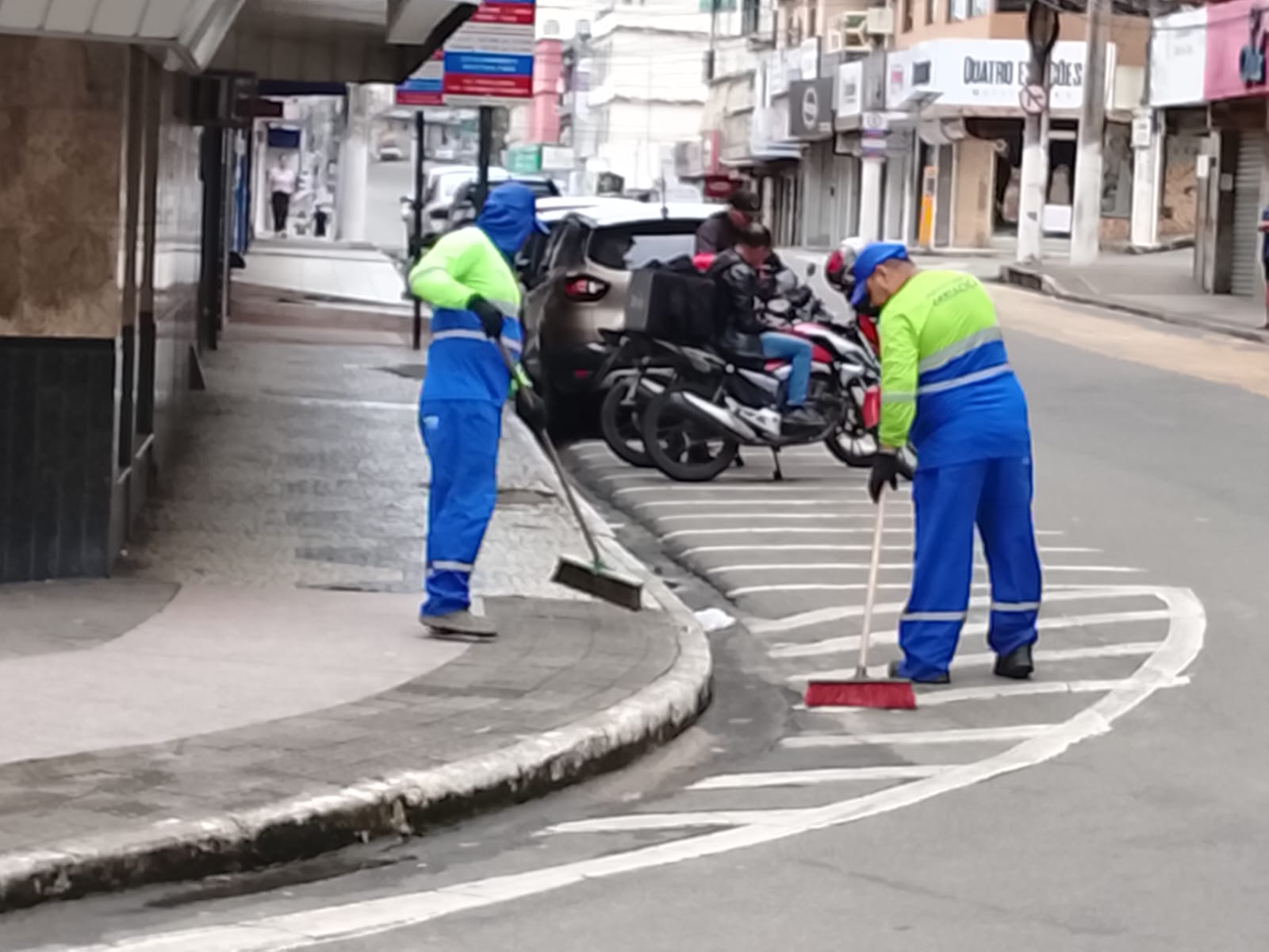 Semserv realiza mutirão de limpeza em praças e principais avenidas