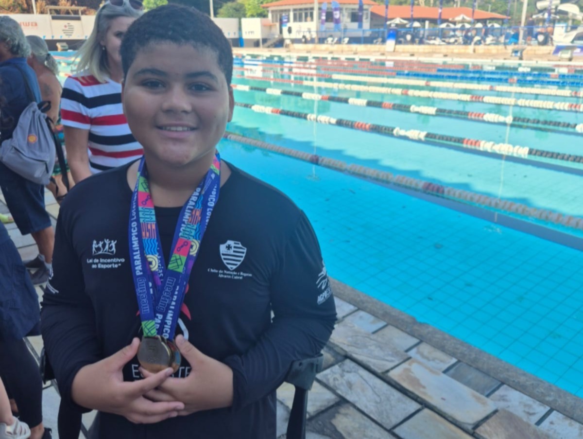 Superação e inclusão: aos 13 anos, morador de Rio Marinho se destaca em projetos sociais e esportivos