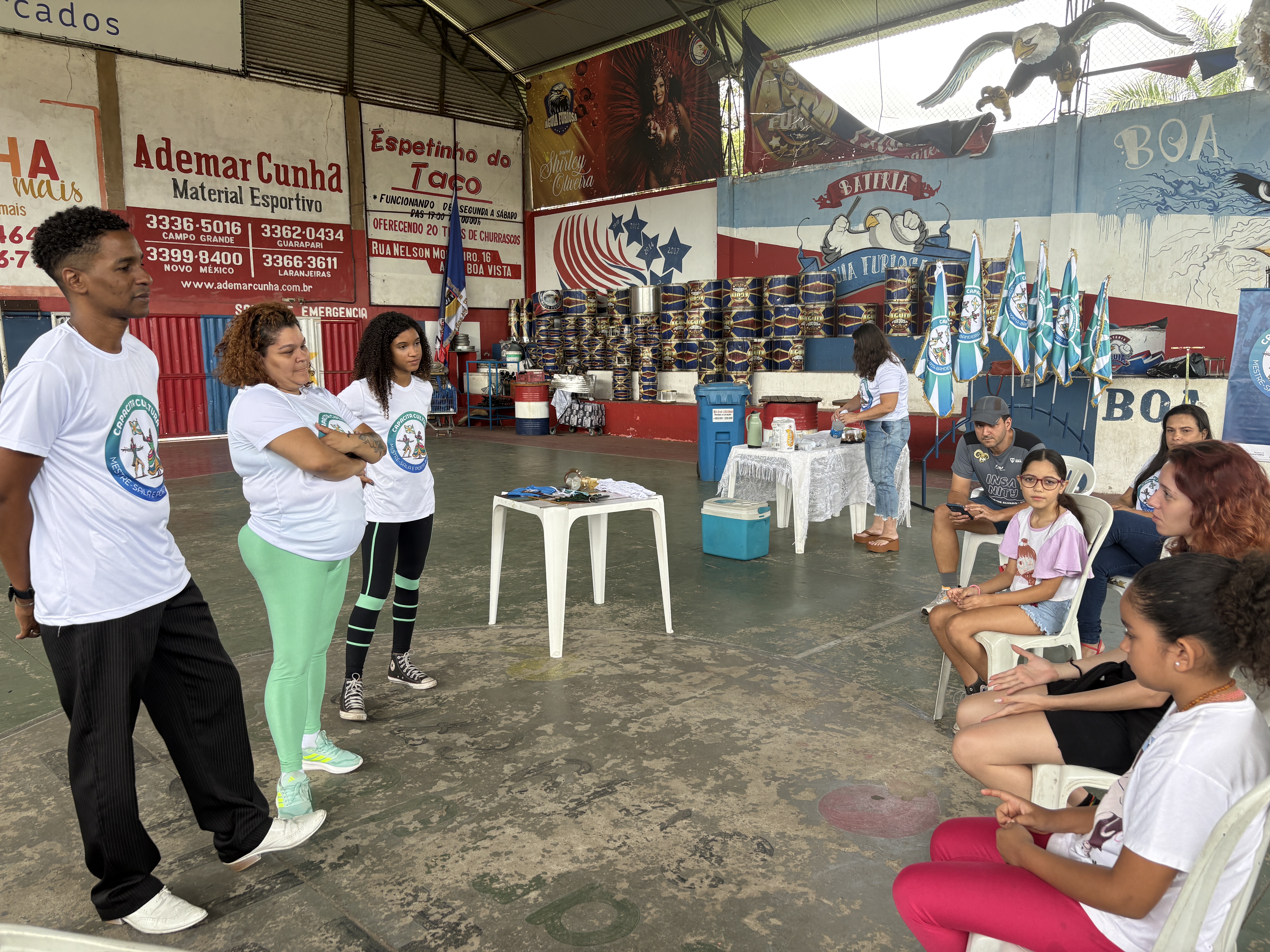 Alunos do curso de mestre-sala e porta-bandeira participam de aula prática 