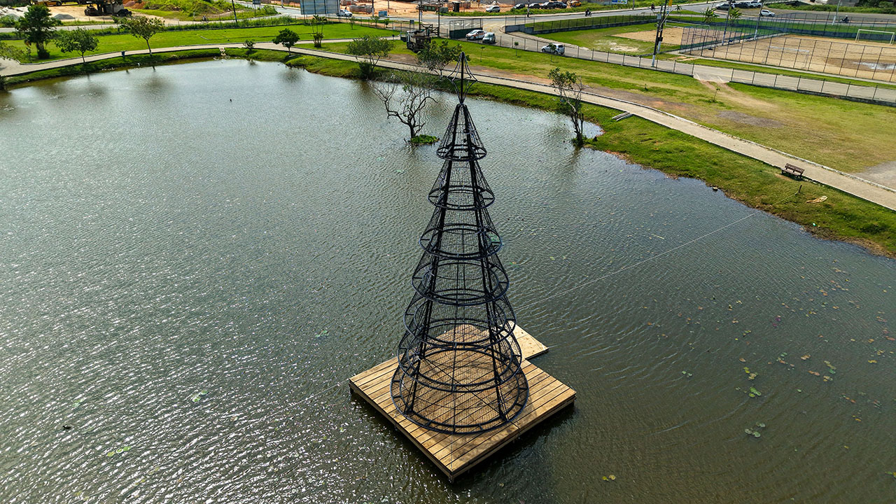 Continua montagem da decoração de Natal em diversos pontos do município