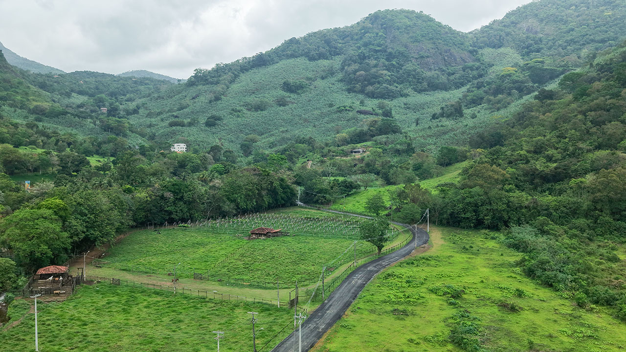 Estrada rural de Roças Velhas recebe melhorias com obras de pavimentação 