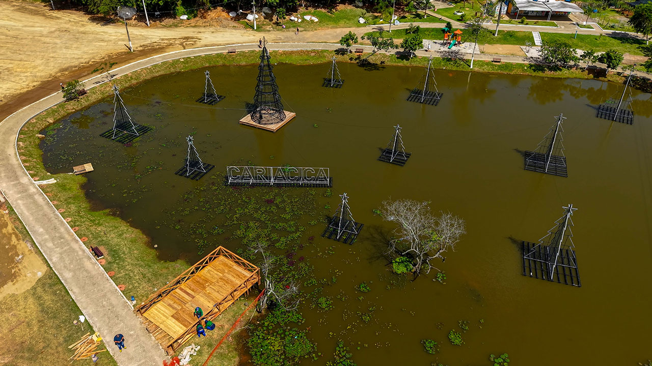 Deck sobre lago permitirá fotos das árvores de Natal flutuantes em Cariacica