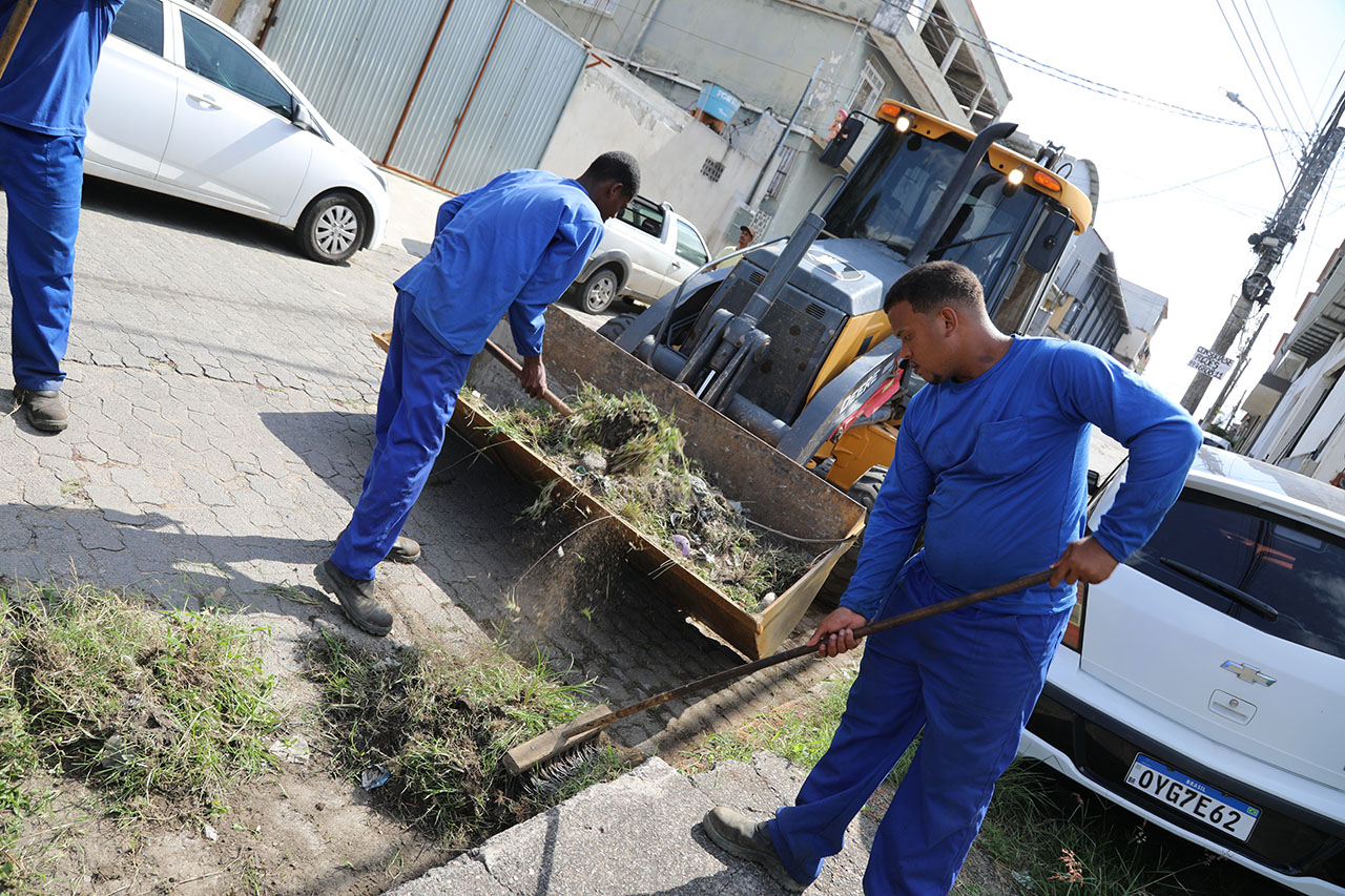 Equipes da Secretaria de Serviços preparam ruas de Vila Capixaba para pavimentação asfáltica