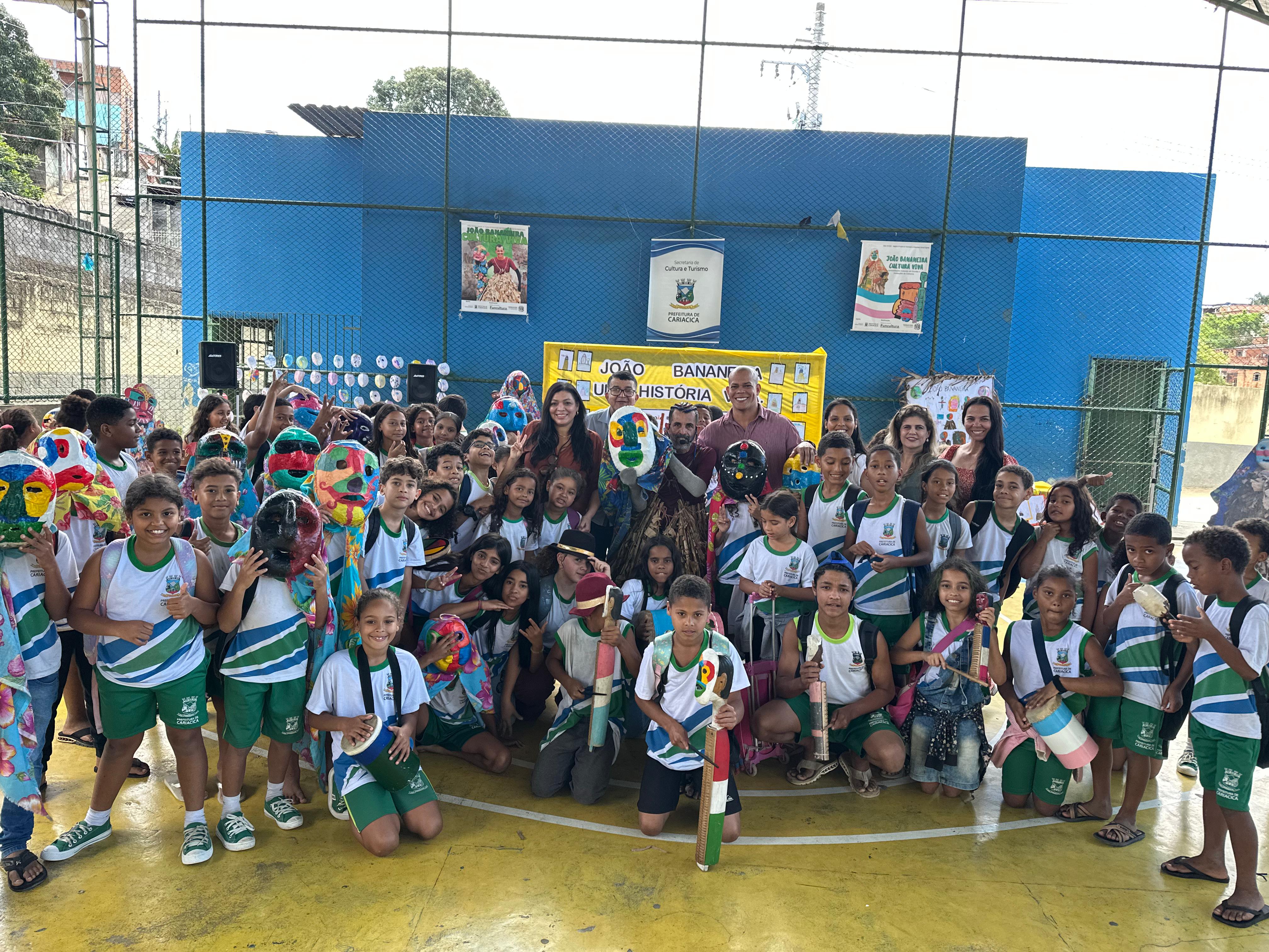 Com alegria e entusiasmo, alunos de escola de Padre Gabriel recebem visita do João Bananeira