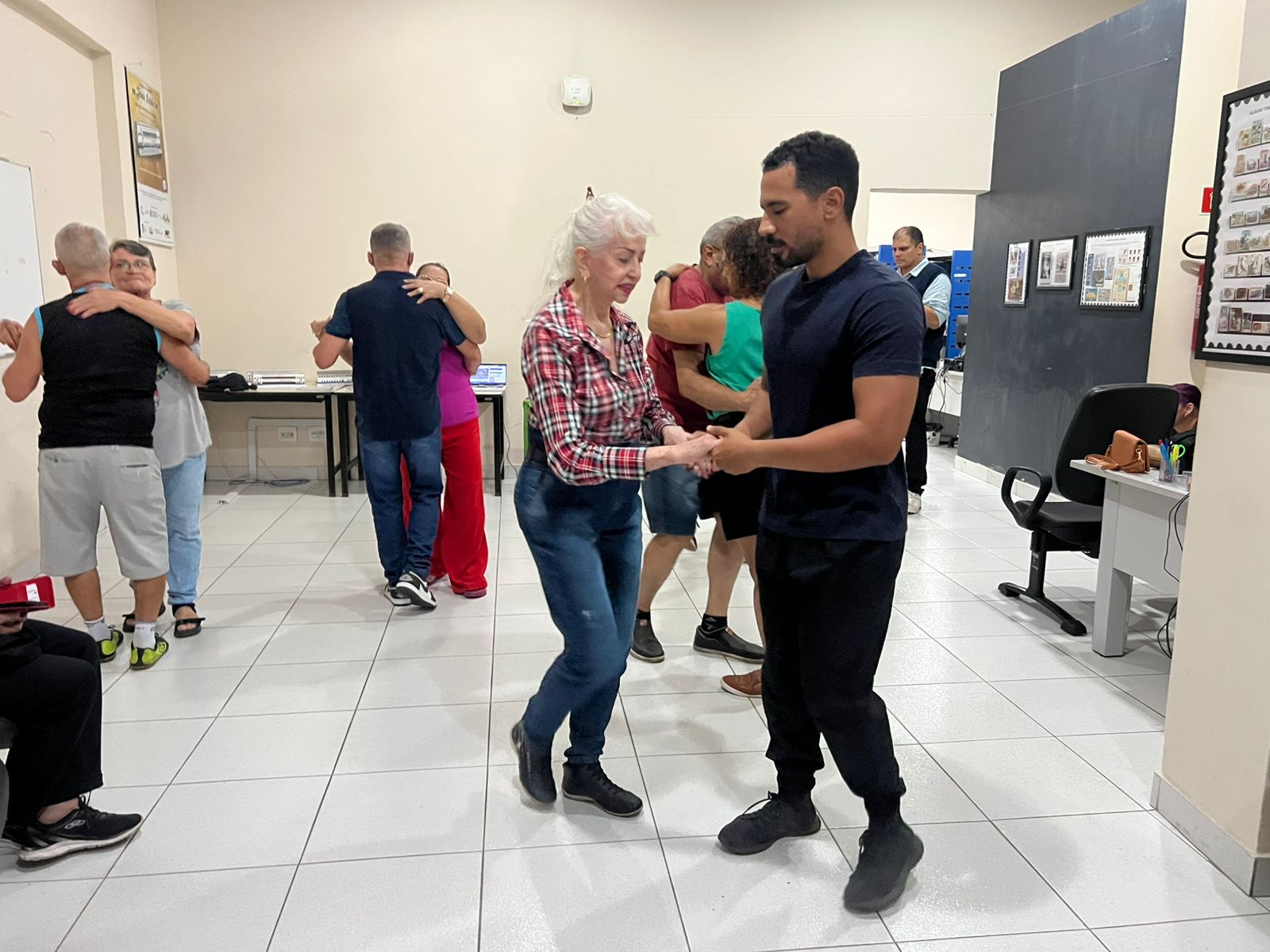 Aulão forró-pé-de-serra animou Biblioteca de Campo Grande com muita dança e agitação