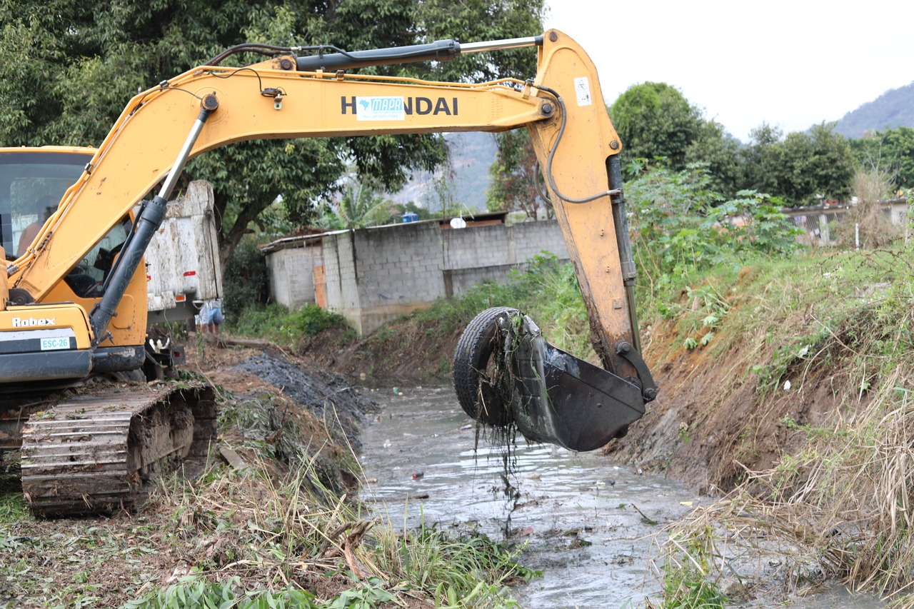Secretaria de Serviços intensifica limpeza de canais para prevenir alagamentos 