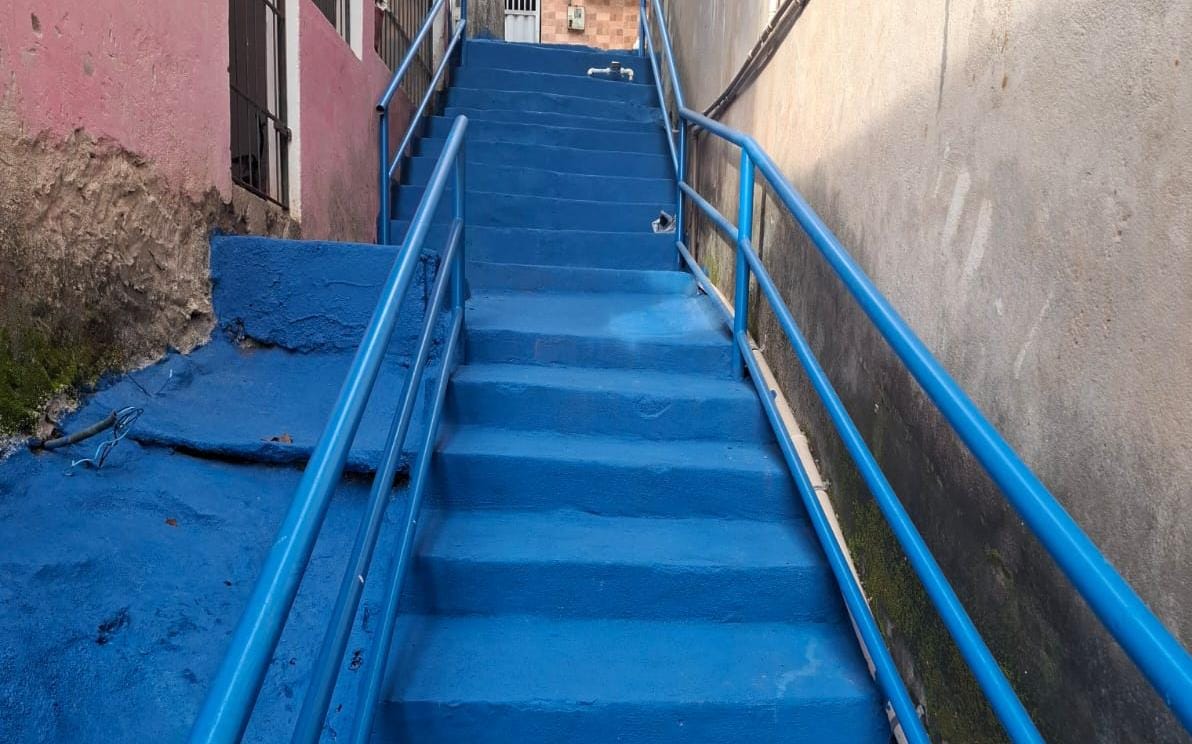 Escadaria revitalizada garante mobilidade e segurança para moradores entre ruas no bairro Presidente Médici