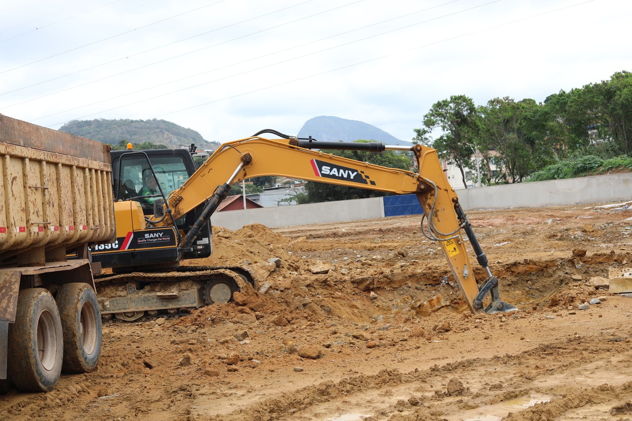 Obra no Parque de Exposições: espaço recebe construção de muro e avança para nova fase