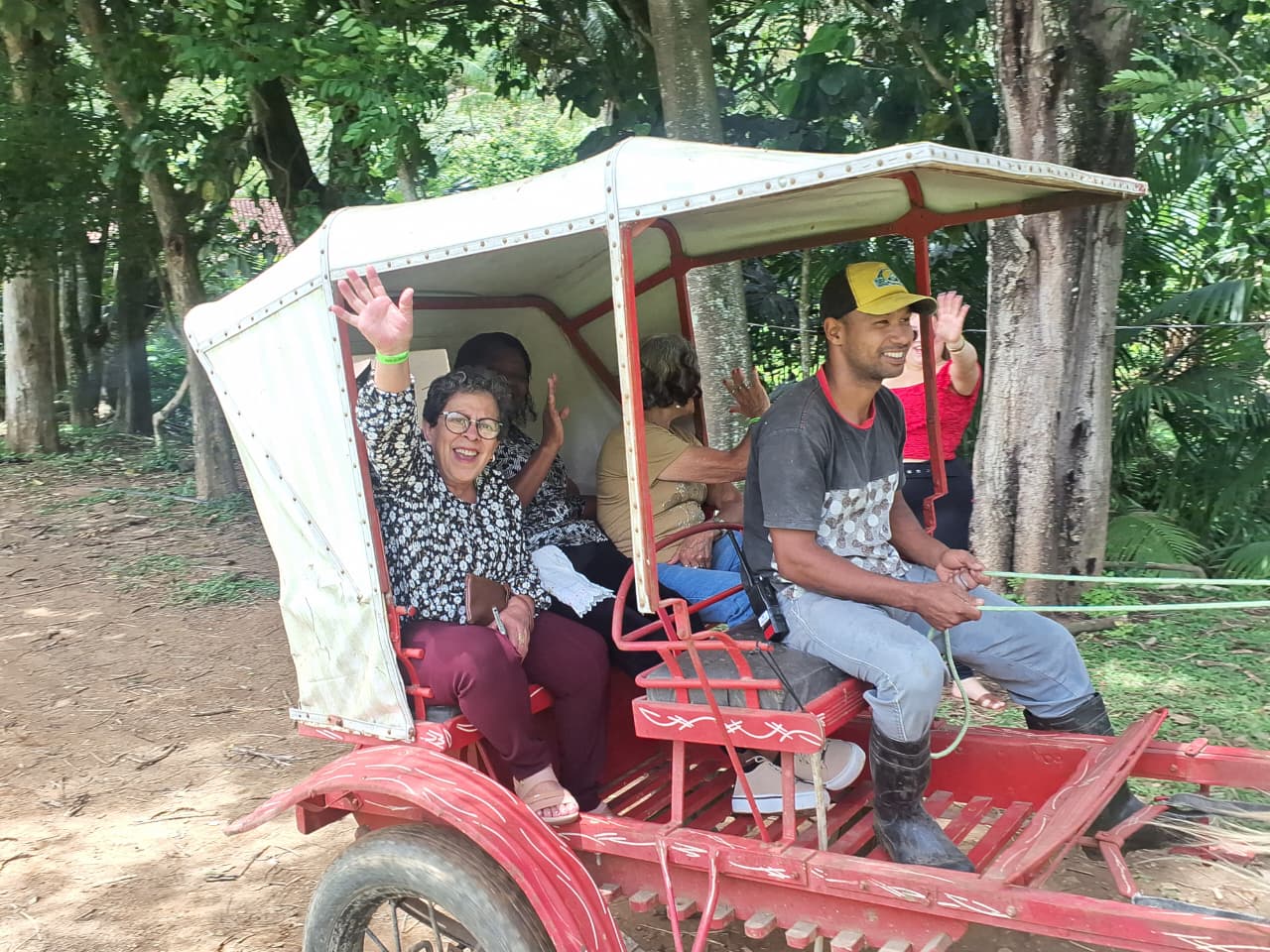 Idosos atendidos pelo Cras visitam Vale do Moxuara e vivem dia de diversão