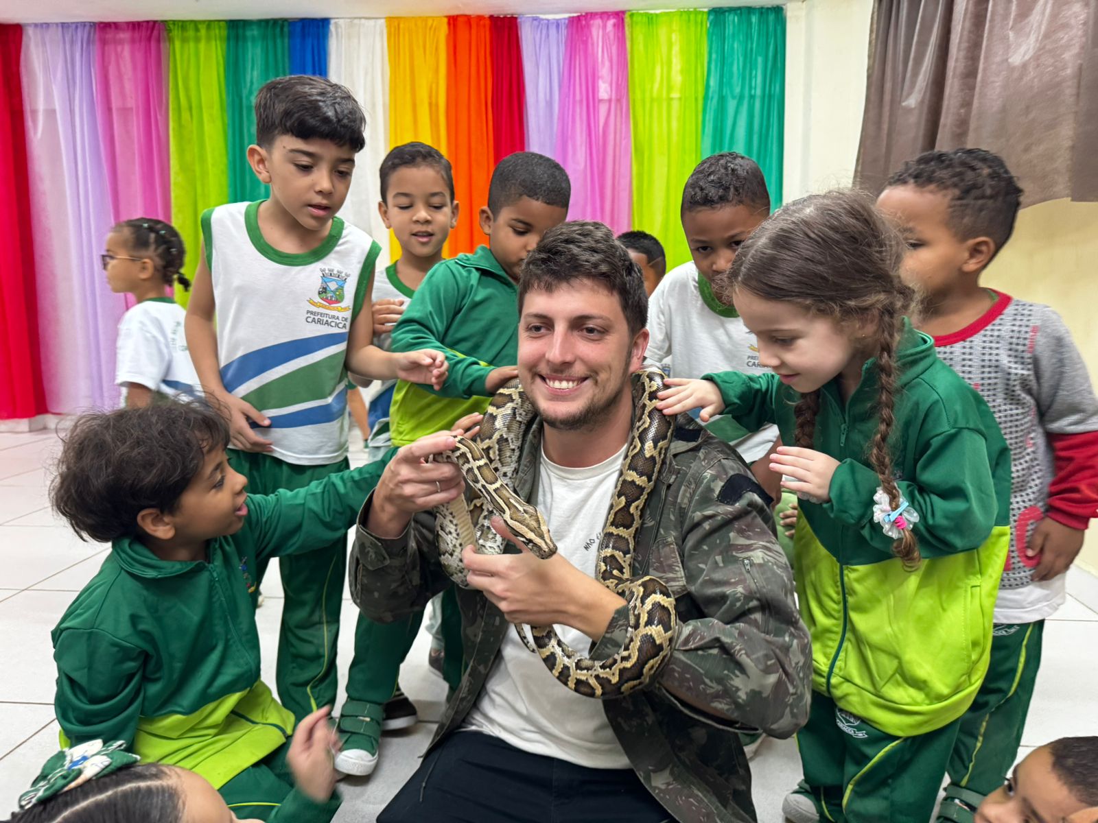 Alunos do CMEI vivem manhã de descobertas e conhecem cobra píton