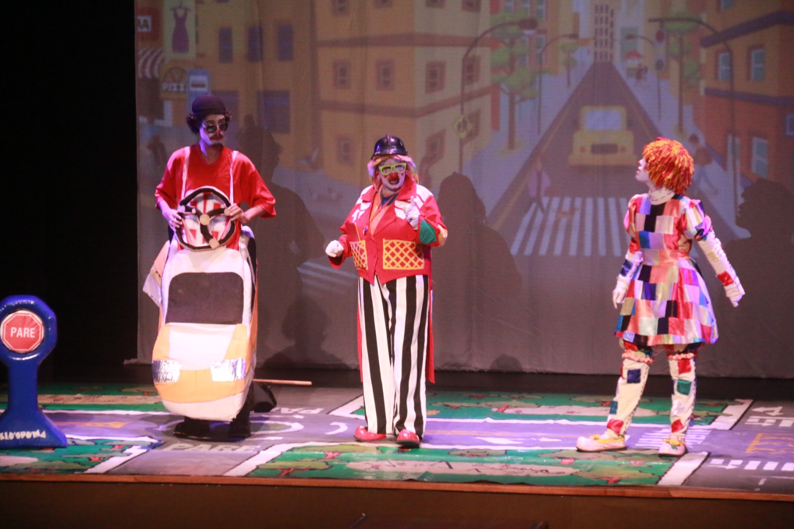 CMEI Jesus Menino recebe espetáculo Dona Rua Gentileza 