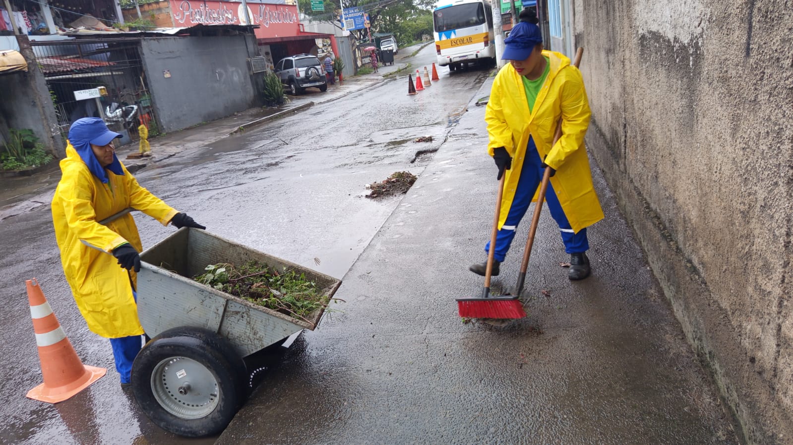 Secretaria de Serviços realiza mutirão de limpeza no bairro Santa André