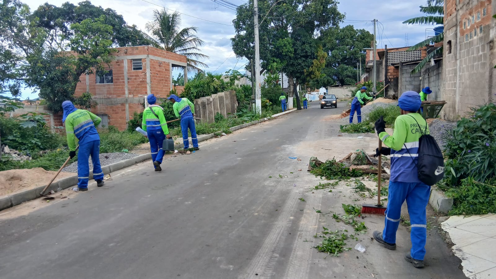 Equipes da Secretaria de Serviços de Cariacica realizam ações de limpeza em vários bairros neste sábado (8)