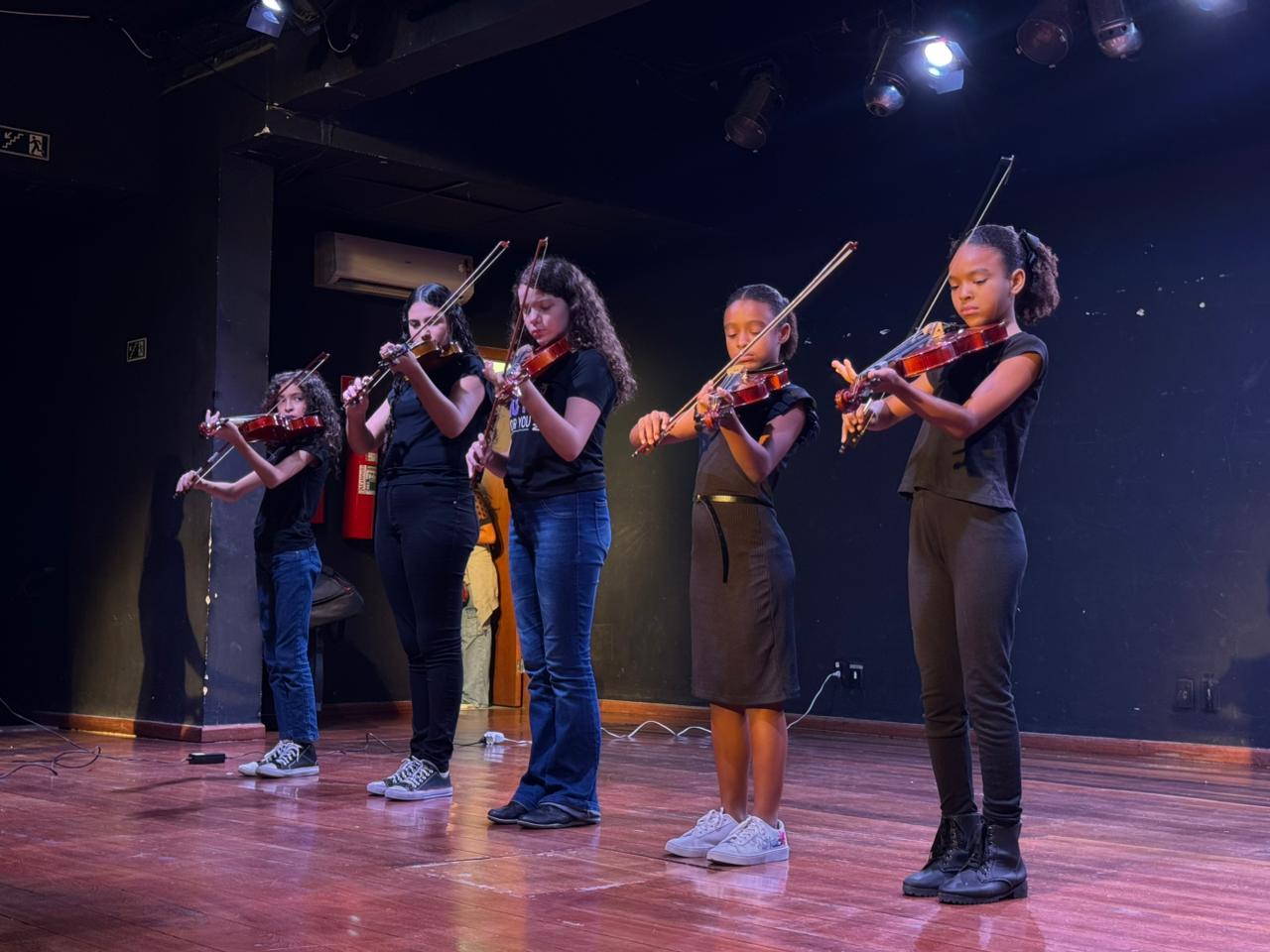 Alunos do Semearte dão show de talento no palco do Centro Cultural Frei Civitella 