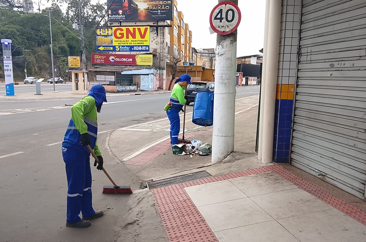Equipes da Secretaria de Serviços garantem a limpeza da cidade neste domingo (23)