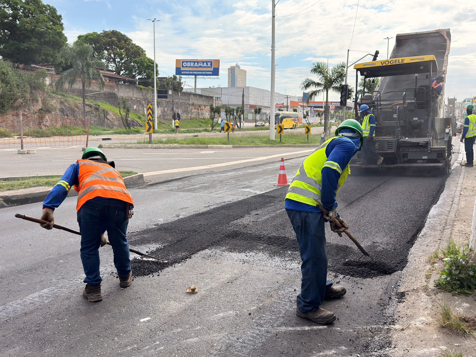 Avenida Mário Gurgel recebe recapeamento e segue com intervenções na pista