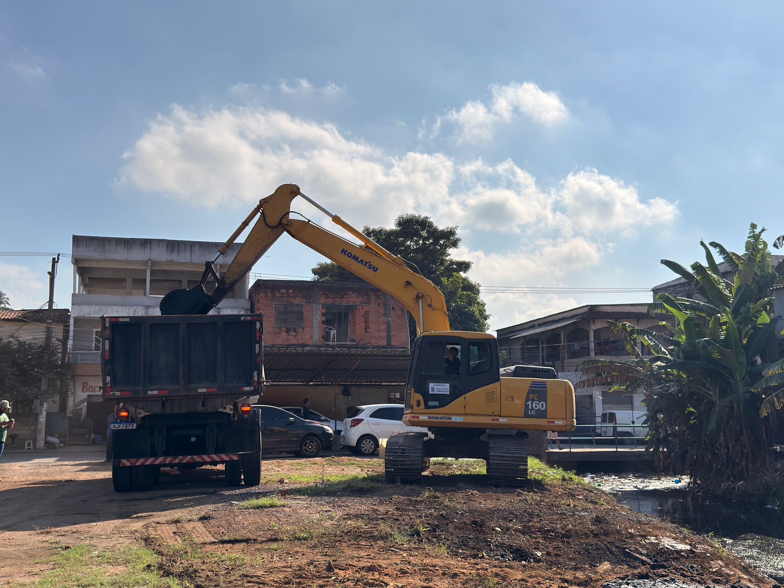 Cariacica intensifica serviços de limpeza urbana em diversos bairros neste sábado