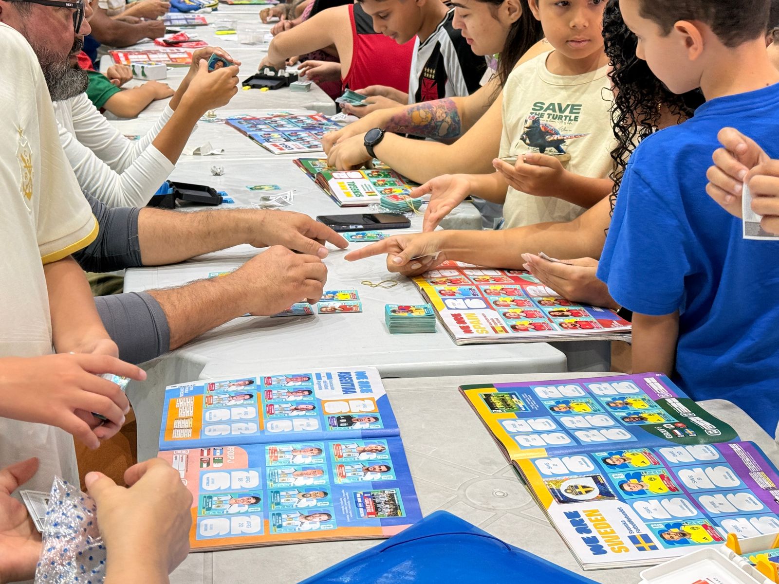 Encontro para troca de figurinhas reúne colecionadores e promove dia de integração em Nova Brasília